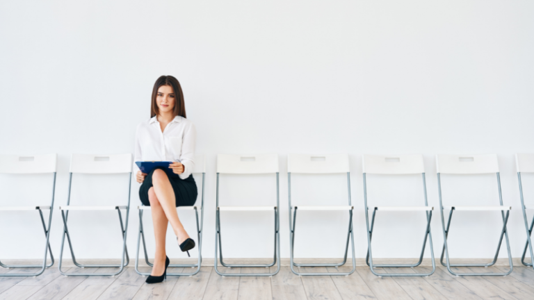 Sieviete sēž uz baltiem krēsliem, apkārt neviena nav. Darba intervija: Kādus jautājumus uzdot potenciālajam darba devējam?
